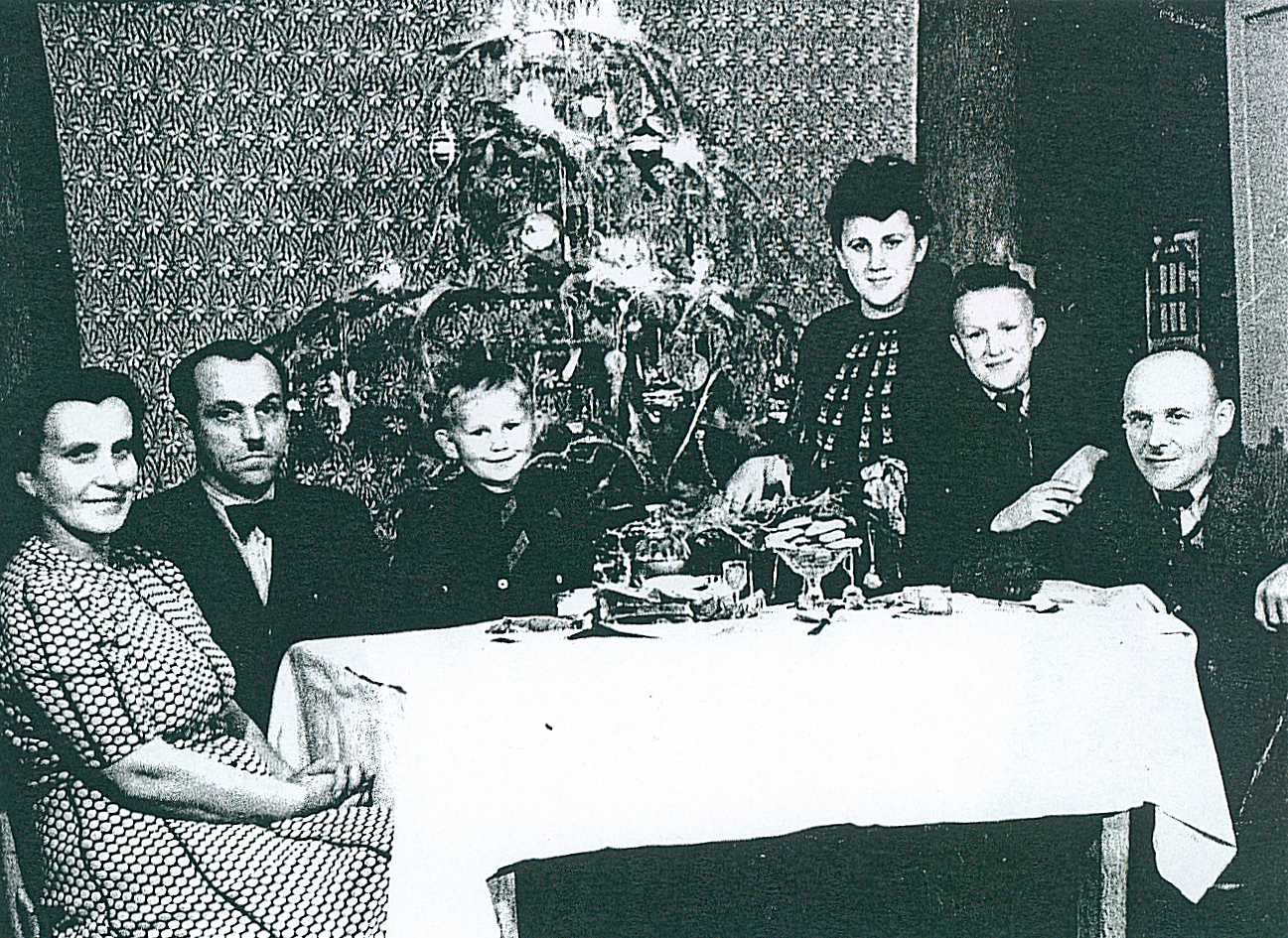 Święta u rodziny Famulskich, od lewej Zofia, NN, Maciej,Danuta, Jerzy, Jan